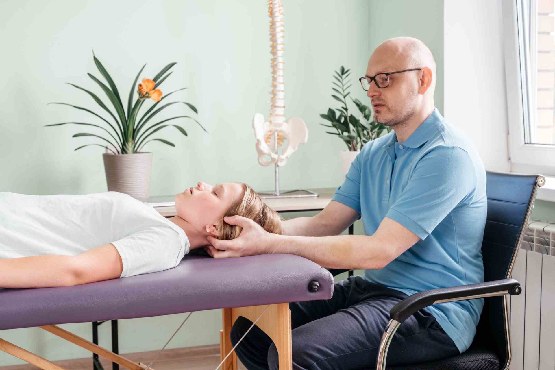 Osteopata przy pracy